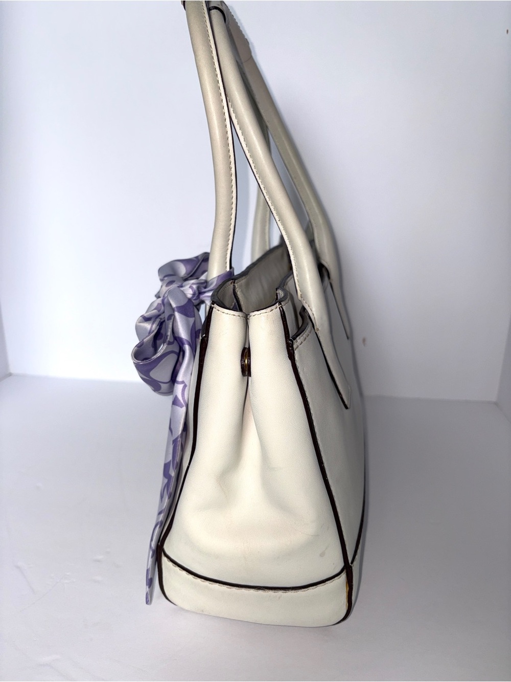 Coach White Leather Shoulder Bag with Lavender Bow - Picture 3 of 11